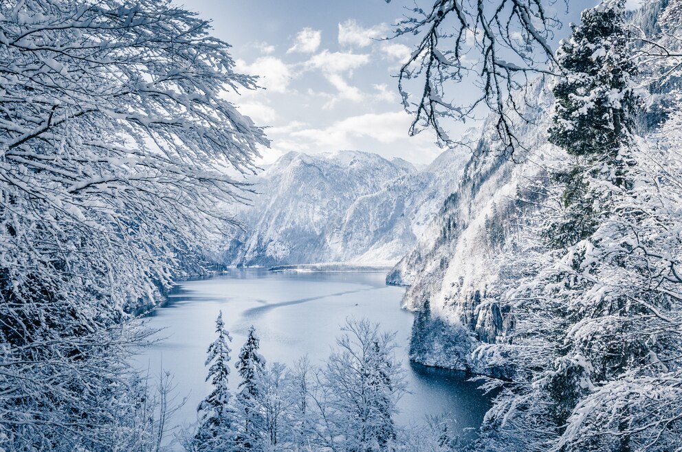 Blick auf den verschneiten Königssee