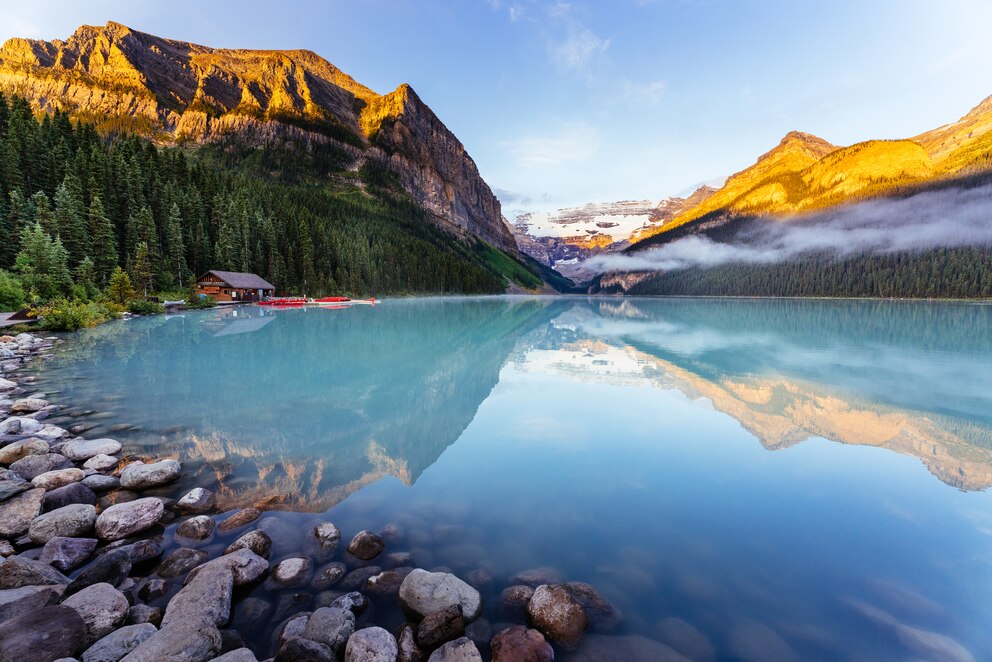 Der Banff Nationalpark, hier der dort gelegene Lake Louise, überzeugt mit traumhaften Ausblicken