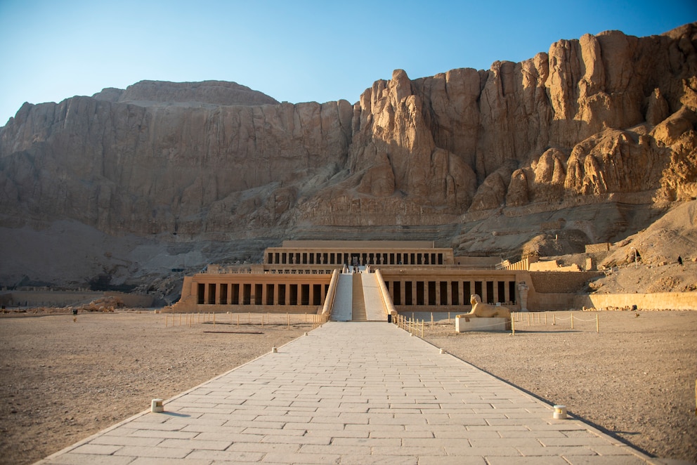 Im Tal der Könige bei Luxor lassen sich majestätische Gräber, etwa das der Königin Hatschepsut, bestaunen
