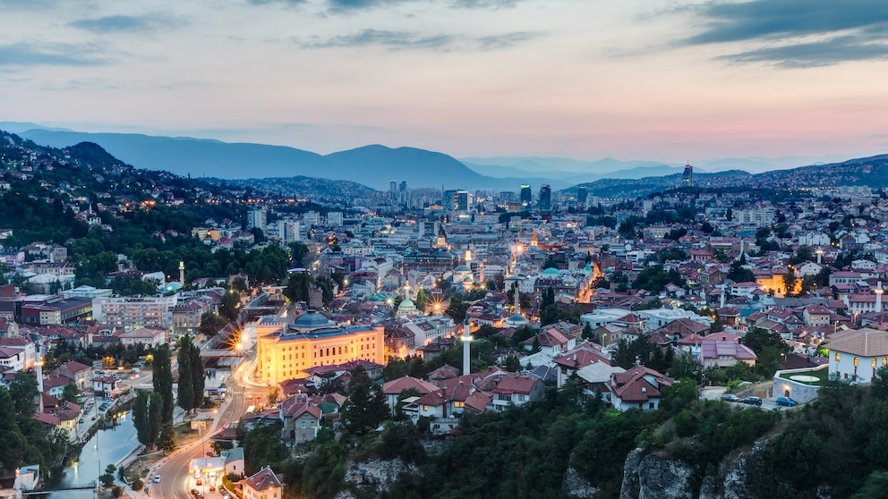 Bosnien und Herzegowina liegt am Balkan und daher gar nicht so weit von Deutschland entfernt. Wir kennen die besten Tipps für die Hauptstadt Sarajevo. 