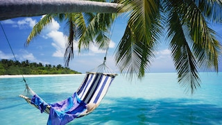 Die Malediven gelten als das Inselparadies schlechthin – eine Reise dorthin muss aber nicht immer so teuer sein, wie in manchen Reisekatalogen angegeben