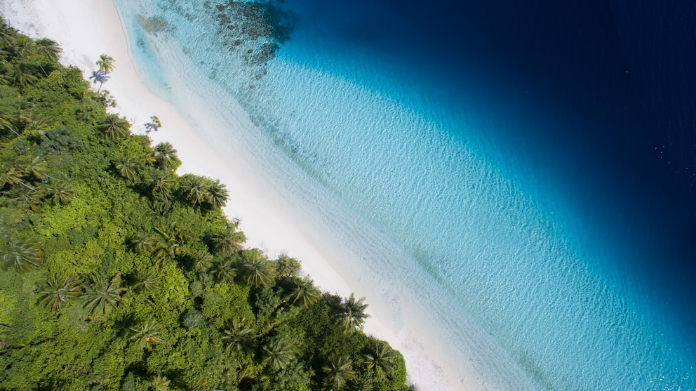 Wer die Malediven in der Regenzeit besucht, kann deutlich günstiger Urlaub machen