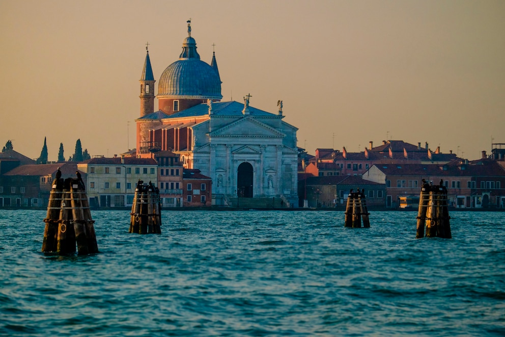 Die lang gezogene Insel La Giudecca liegt gegenüber vom Markusplatz. Hier kann man gemütlich spazieren gehen und hat dabei einen tollen Blick auf das Stadtzentrum.