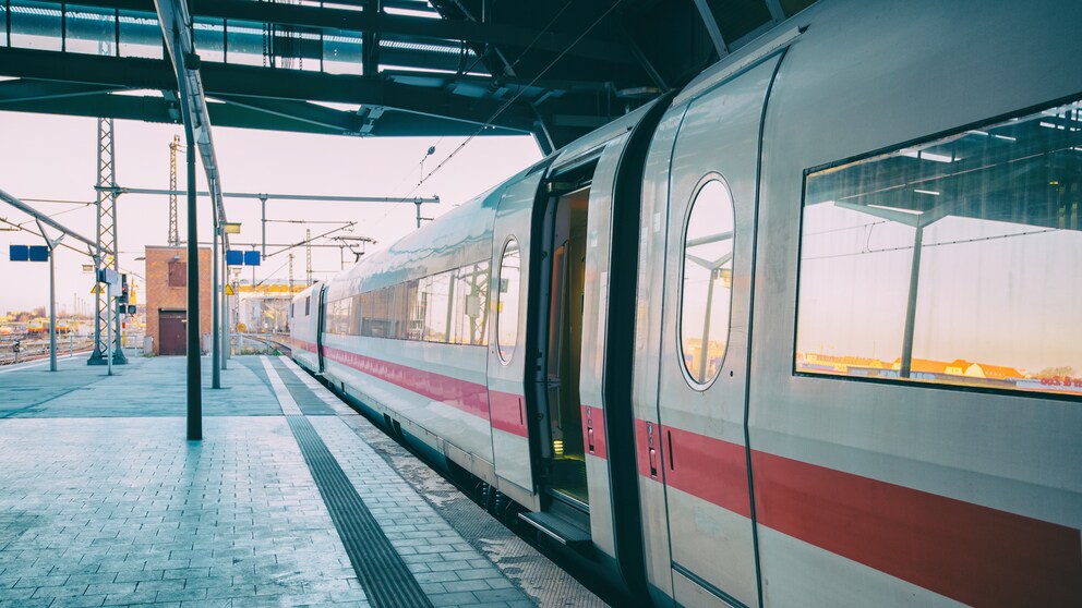 ICE der Deutschen Bahn am Bahnsteig