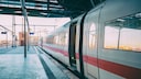 ICE der Deutschen Bahn am Bahnsteig