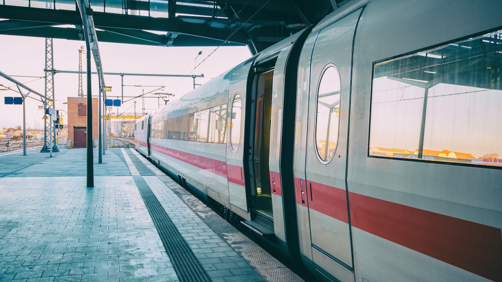 ICE der Deutschen Bahn am Bahnsteig