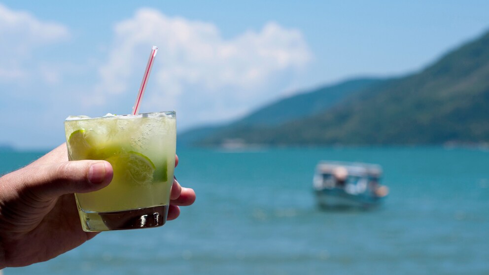 Caipirinha Cocktail am Strand in Brasilien