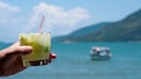 Caipirinha Cocktail am Strand in Brasilien