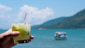 Caipirinha Cocktail am Strand in Brasilien