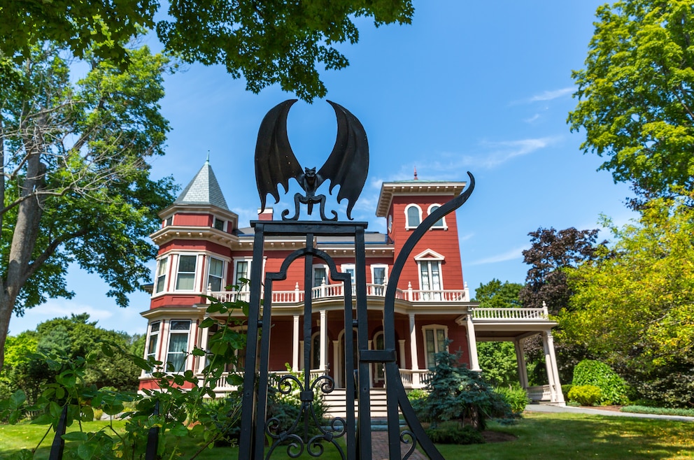 Eisenzaun vor Stephen Kings Haus