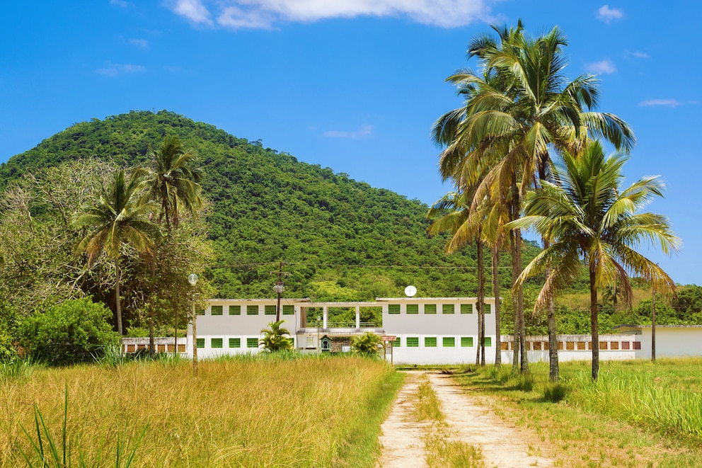 Fassade des einstigen Instituto Penal Cândido Mendes, Ilha Grande