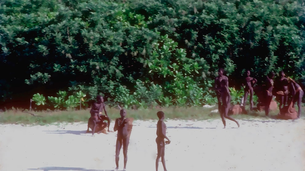 Die wenigen Fotos, die es von North Sentinal Island und seinen Bewohnern gibt, zeigen, wie schwierig es ist, sich der Insel zu nähern. Sofort wird man mit Pfeil und Bogen attackiert und auf Abstand gehalten.
