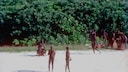 Die wenigen Fotos, die es von North Sentinal Island und seinen Bewohnern gibt, zeigen, wie schwierig es ist, sich der Insel zu nähern. Sofort wird man mit Pfeil und Bogen attackiert und auf Abstand gehalten.