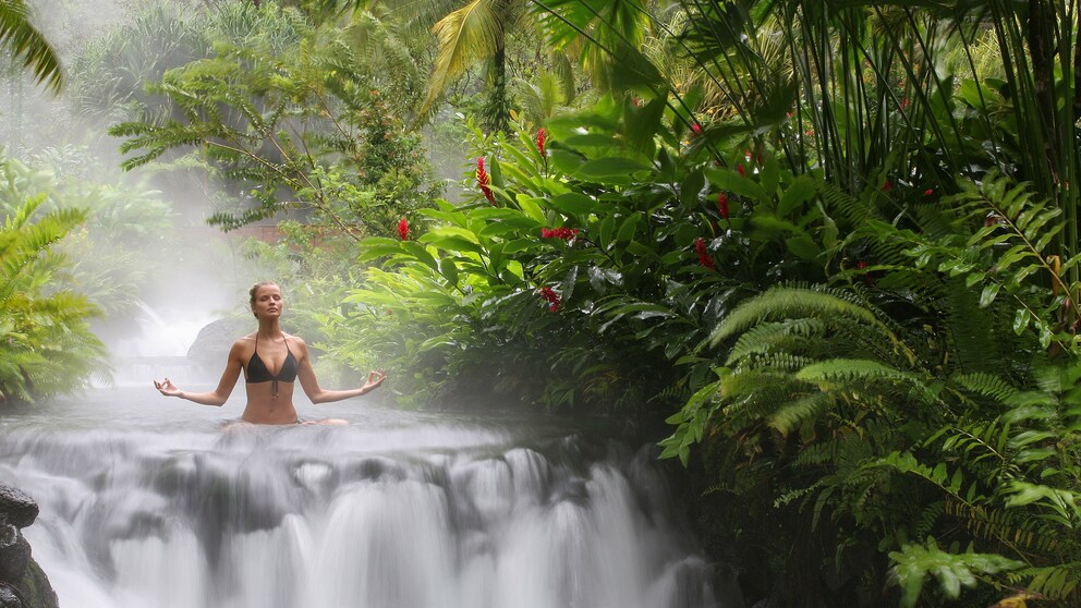 Pura Vida! Genießen Sie ein heißes Bad im Tabacón Grand Spa Thermal Resort nahe des Vulkans Arenal.