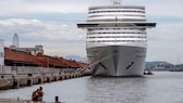 Das Kreuzfahrtschiff MSC Preziosa liegt vor Rio de Janeiro vor Anker, da es aktuell nicht weiterfahren darf