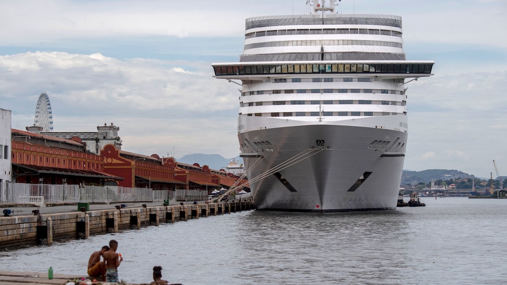 Das Kreuzfahrtschiff MSC Preziosa liegt vor Rio de Janeiro vor Anker, da es aktuell nicht weiterfahren darf