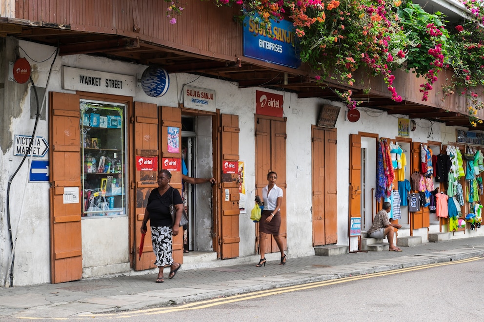 Eine Straße in Victoria, der Hauptstadt der Seychellen auf Mahé