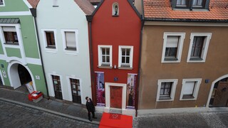 Das kleinste Hotel der Welt wurde zwischen die Nachbarhäuser „eingehangen“