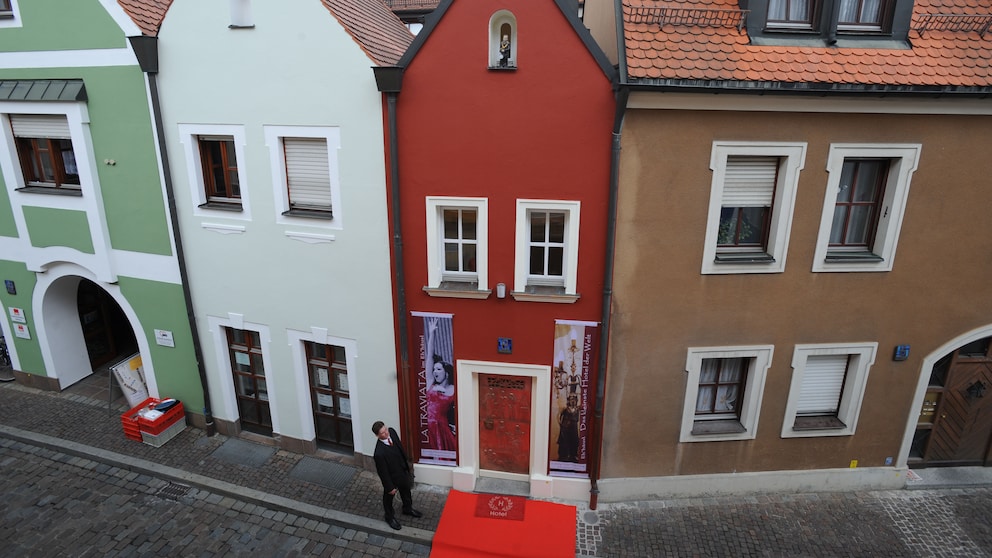 Das kleinste Hotel der Welt wurde zwischen die Nachbarhäuser „eingehangen“