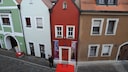 Das kleinste Hotel der Welt wurde zwischen die Nachbarhäuser „eingehangen“
