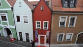 Das kleinste Hotel der Welt wurde zwischen die Nachbarhäuser „eingehangen“