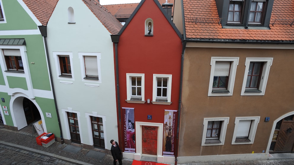 Das kleinste Hotel der Welt wurde zwischen die Nachbarhäuser „eingehangen“