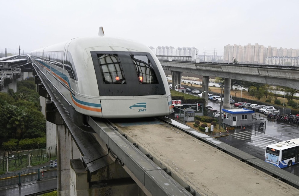 7500 Gäste des Schnellzuges Shanghai Maglev genießen täglich den rasenden Transport