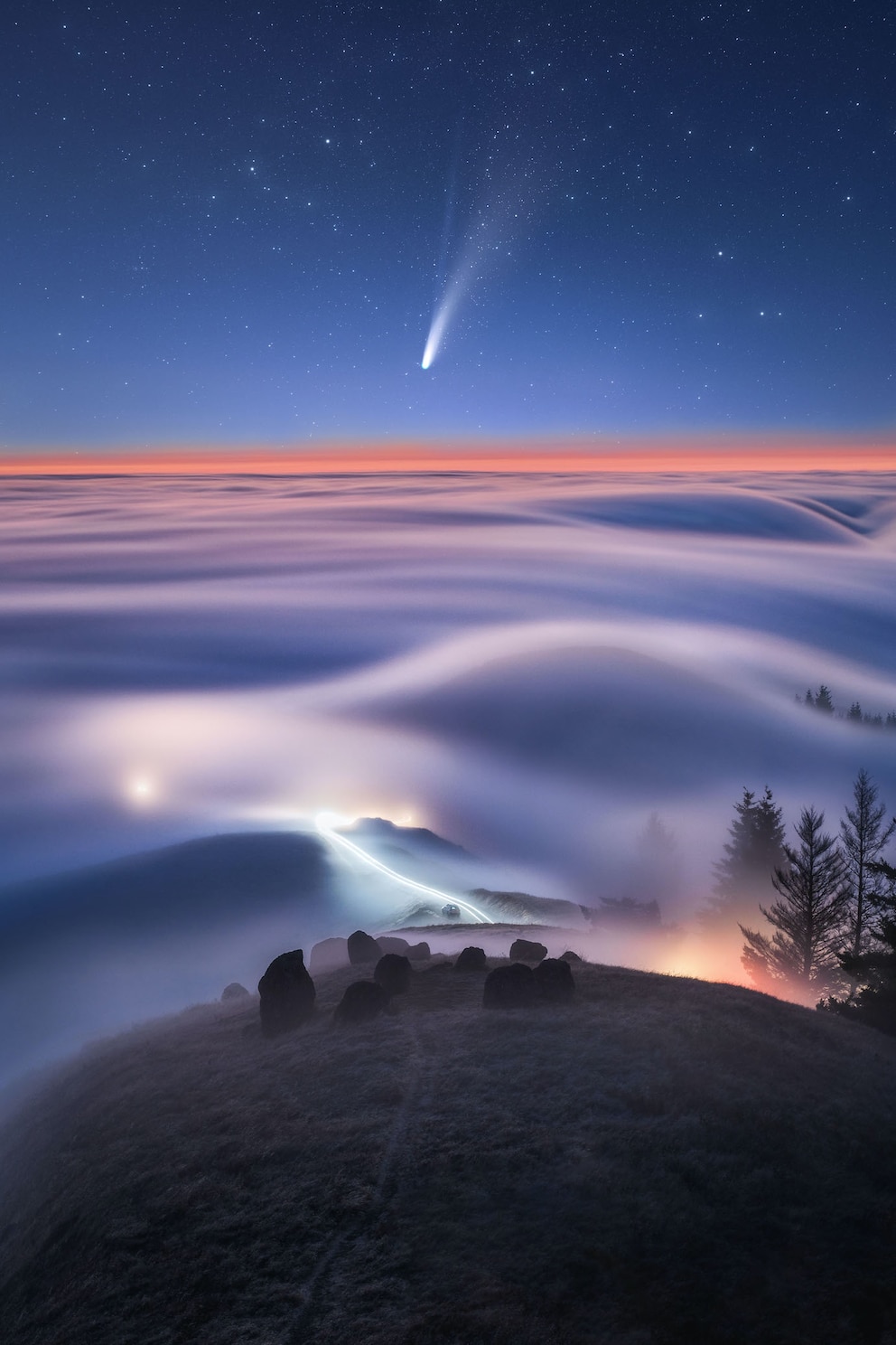 Komet über den Wolken
