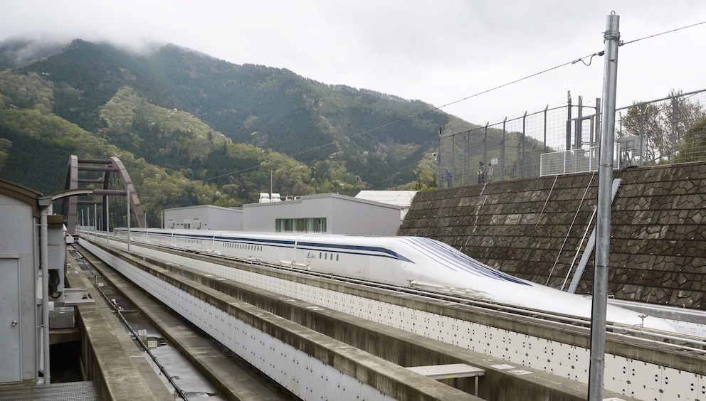 Die 15 Meter lange "Nase" der Bahn flitzt voran