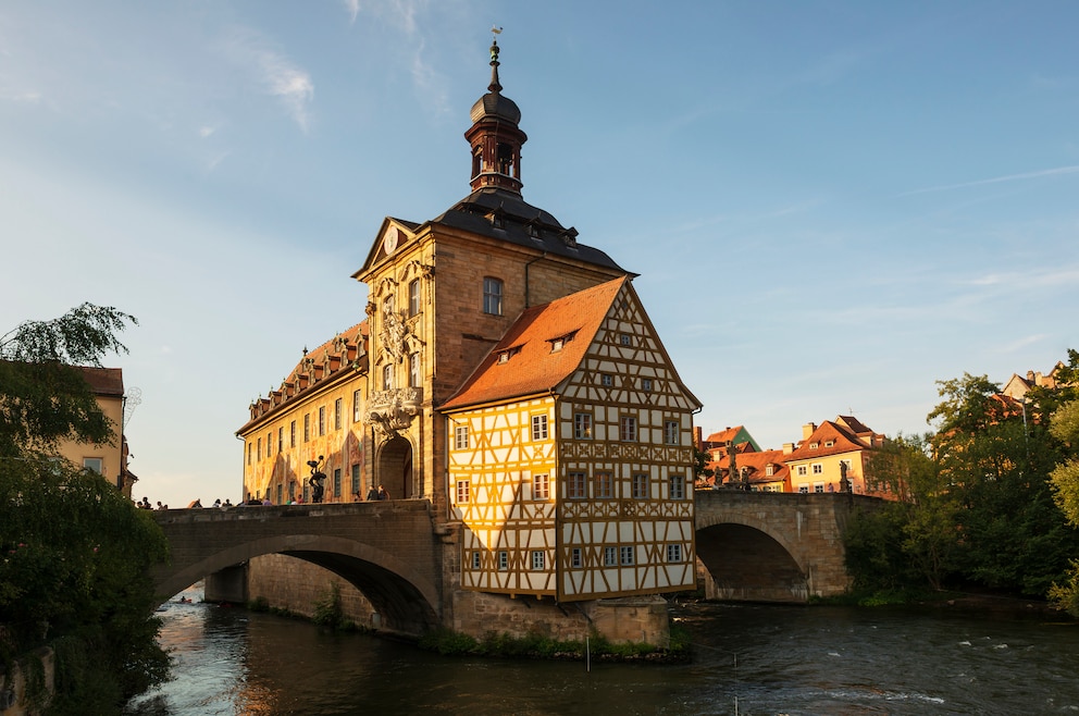 Das Alte Rathaus in Bamberg steht mitten im Fluss Regnitz und ist eine einzigartige Seehnswürdigkeit – für Touristen ein Sightseeing-Highlight