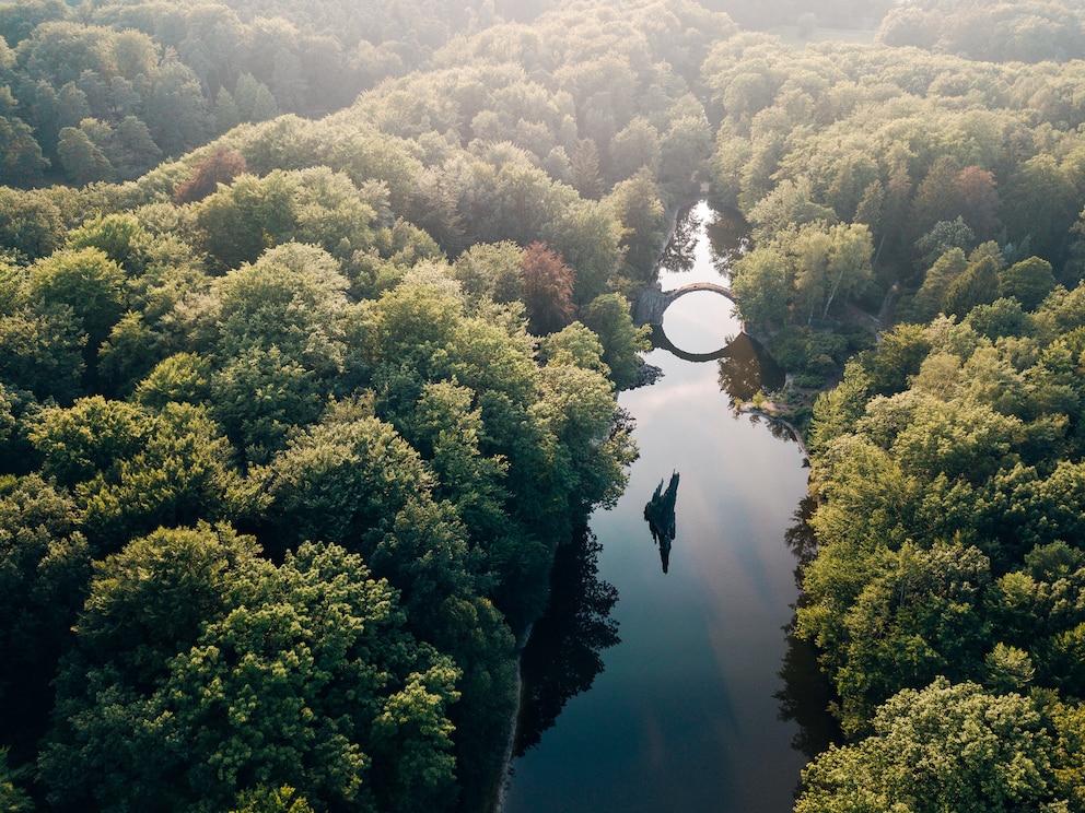 Blick von oben auf die Rakotzbrücke und die Basaltinsel