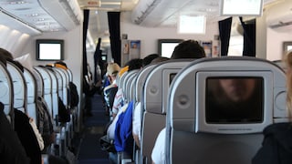 Wer sich im Flugzeug umsetzen möchte, sollte wissen, dass der Wechsel mitunter ein Sicherheitsrisiko darstellen kann