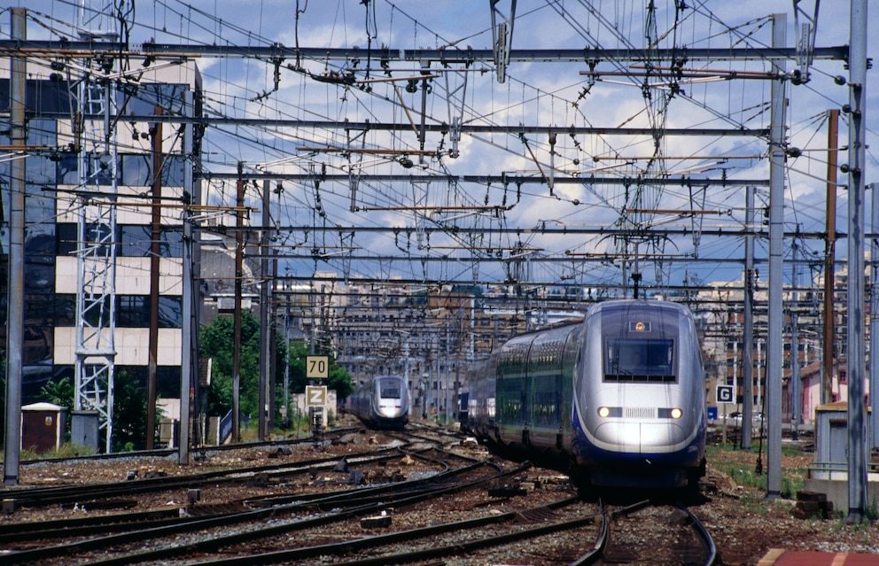 Auf den Gleisen Paris düst der französische Zug in die nächste europäische Stadt