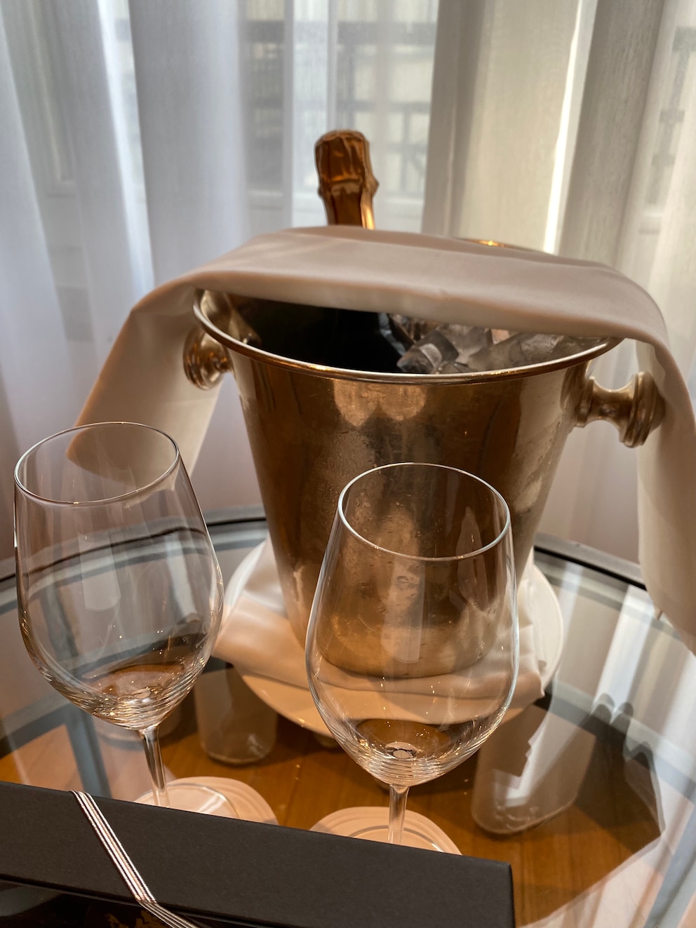 Champagner im Hotelzimmer