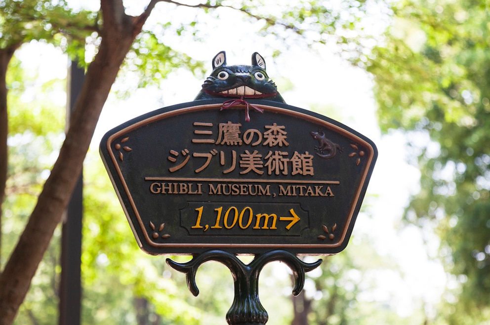 Schild zum Ghibli Museum im Studio Ghibli Freizeitpark