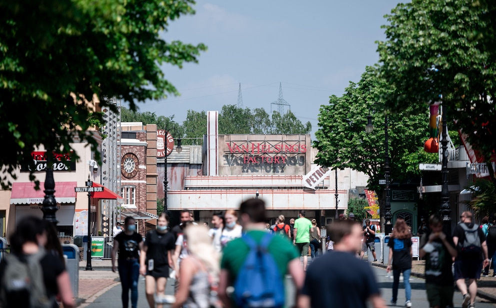 Besucher gehen über den „Hollywood Blvd“ im Movie Park