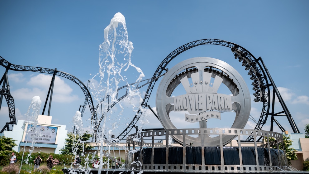 Besucher fahren im Movie Park in Bottrop mit der Achterbahn „Star Trek: Operation Enterprise“