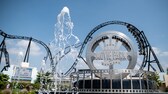 Besucher fahren im Movie Park in Bottrop mit der Achterbahn „Star Trek: Operation Enterprise“