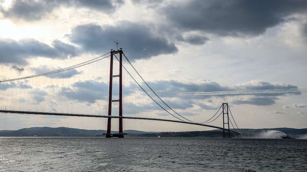 Die längste Hängebrücke der Welt in Istanbul