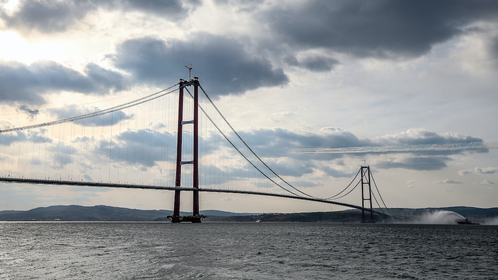 Die längste Hängebrücke der Welt in Istanbul