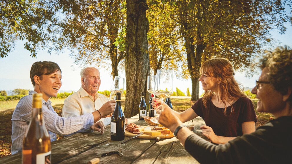 Geselligkeit, gutes Essen und dazu ein Glas Wein, erleben Sie puren Genuss im Waadtland.