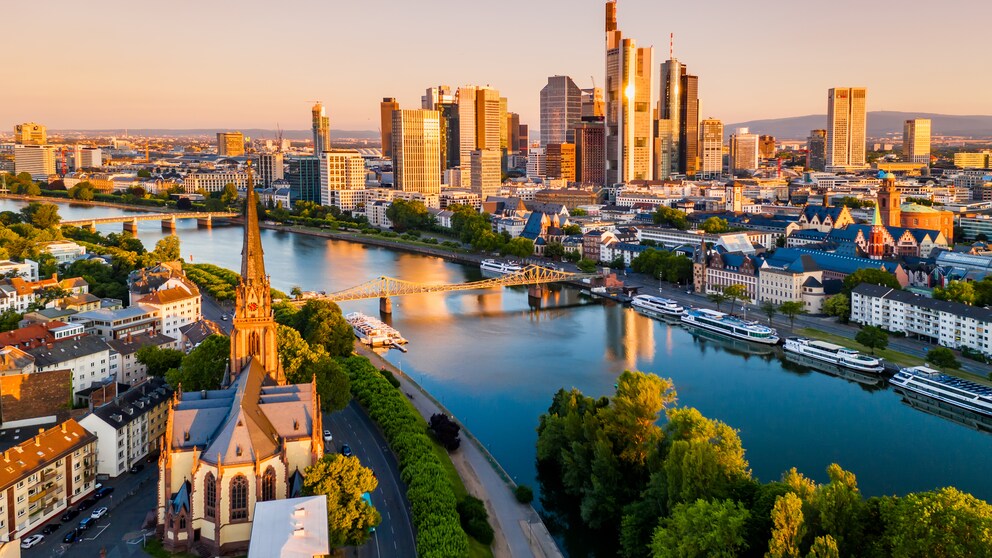 Frankfurt am Main ist vielen auch als „Mainhattan“ bekannt wegen der beeindruckenden Skyline, die an Manhattan erinnert. Passend dazu kann man auch eine Drehort-Tour durch Frankfurt machen!