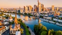 Frankfurt am Main ist vielen auch als „Mainhattan“ bekannt wegen der beeindruckenden Skyline, die an Manhattan erinnert. Passend dazu kann man auch eine Drehort-Tour durch Frankfurt machen!