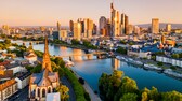 Frankfurt am Main ist vielen auch als „Mainhattan“ bekannt wegen der beeindruckenden Skyline, die an Manhattan erinnert. Passend dazu kann man auch eine Drehort-Tour durch Frankfurt machen!