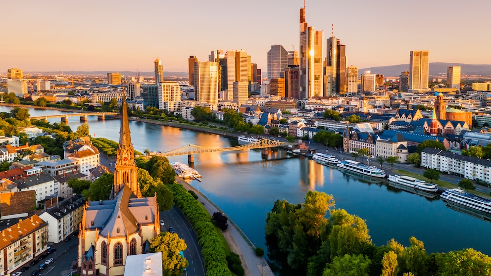 Frankfurt am Main ist vielen auch als „Mainhattan“ bekannt wegen der beeindruckenden Skyline, die an Manhattan erinnert. Passend dazu kann man auch eine Drehort-Tour durch Frankfurt machen!