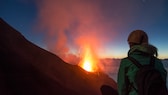 Auf der Insel Stromboli an der Nordküste Siziliens liegt einer der aktivsten Vulkane der Welt. Mutige Touristen können sogar Tagestrips zur Insel buchen und die Eruptionen mit eigenen Augen sehen.