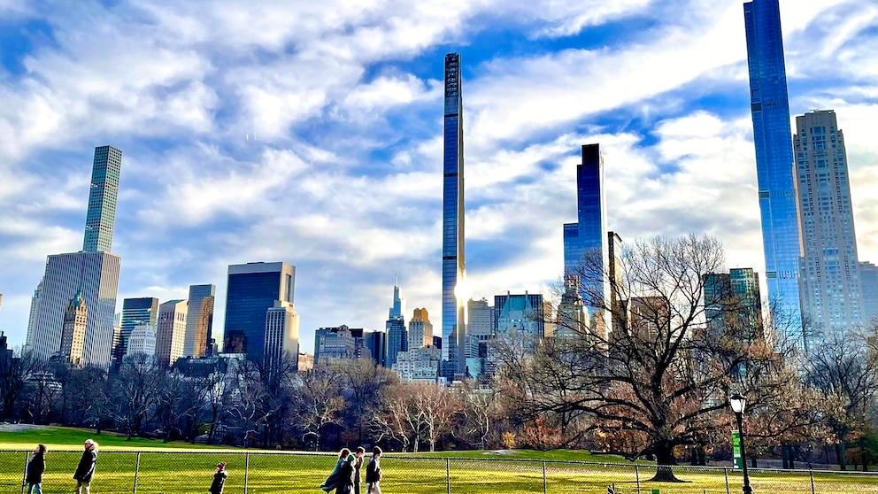 In der Mitte gut sichtbar ist der neue schmalste Wolkenkratzer der Welt, der „111 West 57th Street“