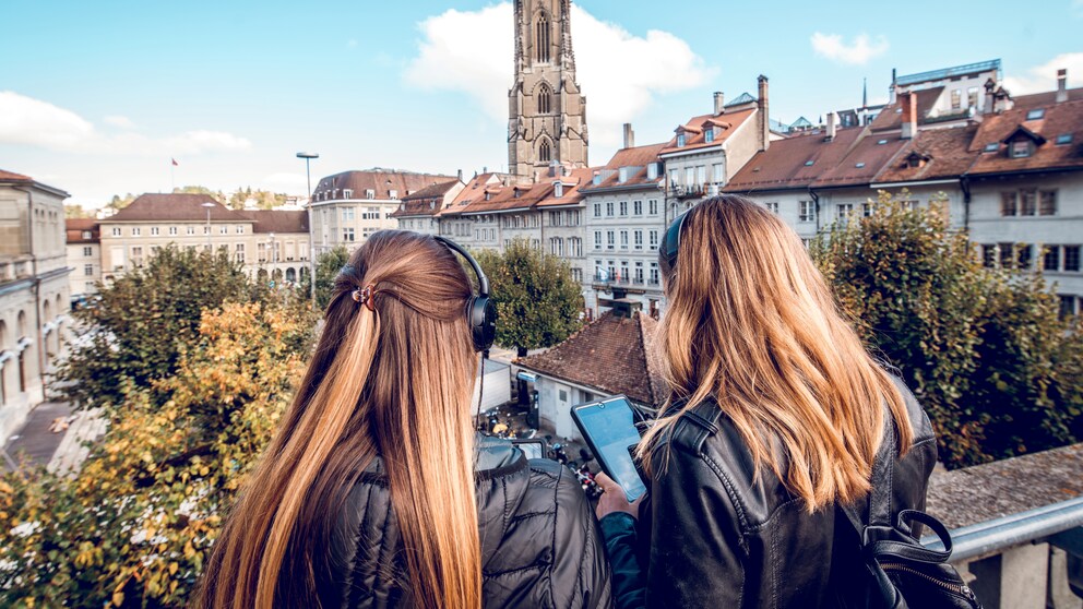 Lust auf eine kleine Zeitreise mit dem neuen Visioguide „Frÿburg 1606“? Leihen Sie sich einfach ein Tablet bei Fribourg Tourismus aus oder laden Sie die entsprechende App auf dem Smartphone herunter.