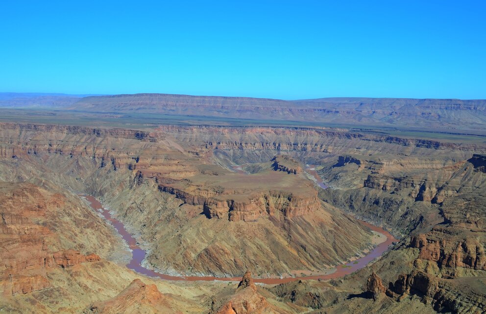 Hinter der Kante fällt der Fishriver Canyon etwa 550 Meter steil in die Tiefe ab