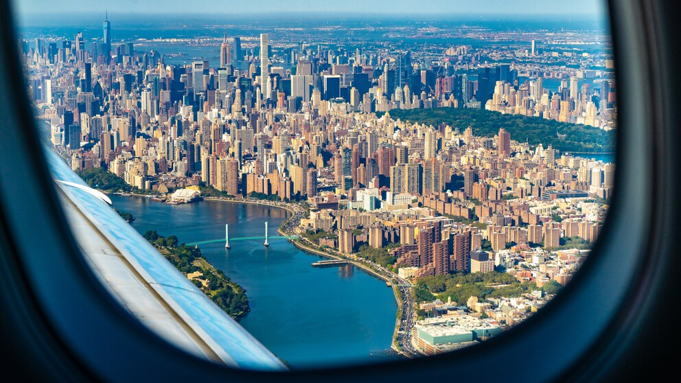 Blick auf New York aus dem Flieger – Infos zur Einreise in die USA